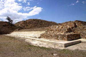  Unlike Monte Alban, Atzompa was less of a monumental center and more of a private exclusive family residence. Built during an expansive stage when Monte Alban was creating strategic satellite cities and settelments, Atzompa was a perfect location to create. 