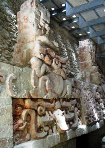 The frieze had four major figures but one was stolen by looters. The remaining figures are an alligator, a rabbit, and a crocodile. They are accompanied by less dominant carvings of mythological beings, animals and human kings.